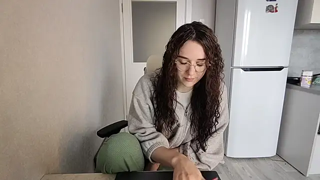 LaritaTocchio online show from April 12, 2026, 6:38 am