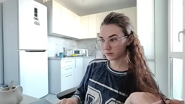 LaritaTocchio online show from April 6, 2026, 6:36 am