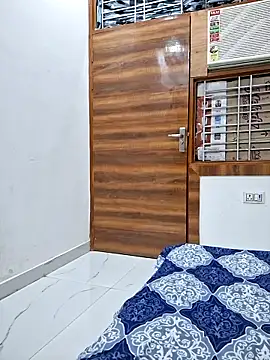 Pari lovers online show from April 16, 2026, 10:12 pm