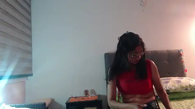 Taniafirelux online show from April 7, 2026, 12:45 am