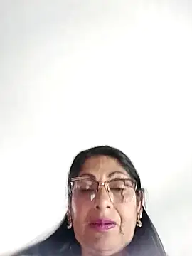 Taniafirelux online show from April 3, 2026, 11:11 pm