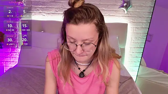 AmelieViolet online show from June 1, 2026, 10:04 am