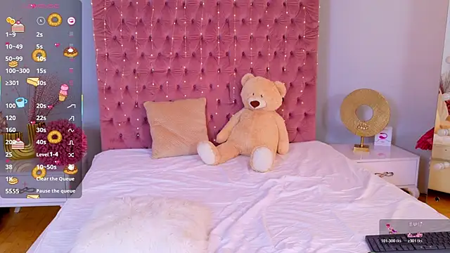 Snapshot of Kirstene chatting on August 8, 2026, 12:01 pm Kirstene online show from August 8, 2026, 12:01 pm