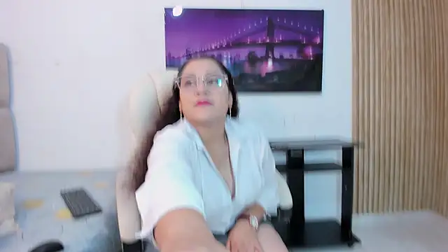 Snapshot of Reina_Mia1 chatting on May 19, 2026, 11:45 pm Reina Mia1 online show from May 19, 2026, 11:45 pm