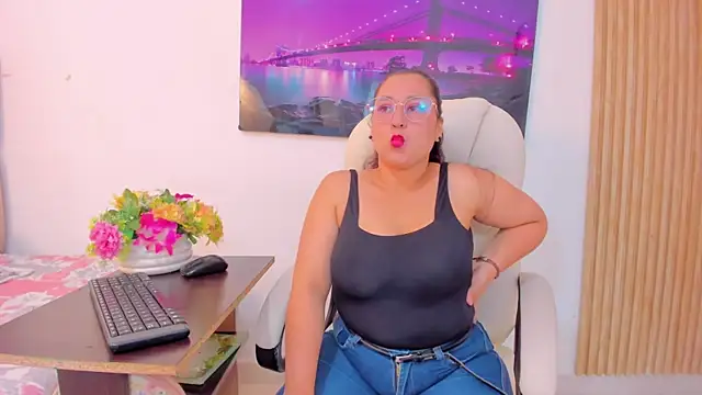 Snapshot of Reina_Mia1 chatting on April 28, 2026, 11:42 pm Reina Mia1 online show from April 28, 2026, 11:42 pm