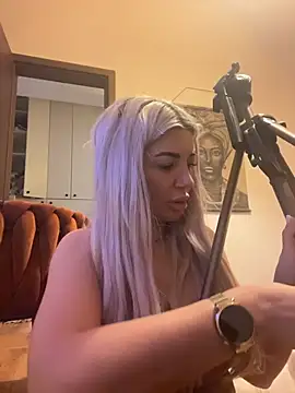 SnowyElsaa online show from April 2, 2026, 10:22 am