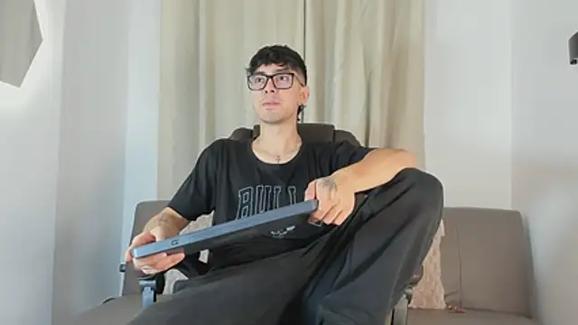 etham wolf1 online show from April 7, 2026, 5:37 pm