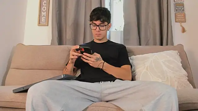 etham wolf1 online show from April 4, 2026, 12:45 pm