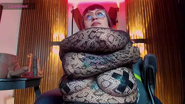 Snapshot of Violett_8 chatting on July 4, 2026, 12:06 am Violett 8 online show from July 4, 2026, 12:06 am