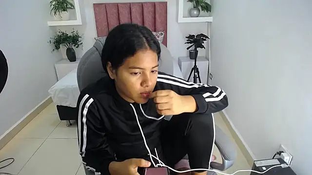 Lunilove   online show from March 21, 2026, 12:42 pm