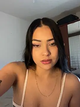 CLOEYCLAY online show from April 28, 2026, 10:52 am