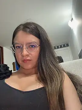 JulianaLaurent online show from April 14, 2026, 3:44 am