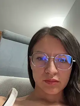 JulianaLaurent online show from April 11, 2026, 4:31 am