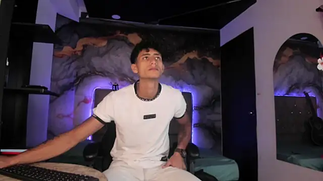 MaxiimoRomano  online show from May 13, 2026, 1:40 pm