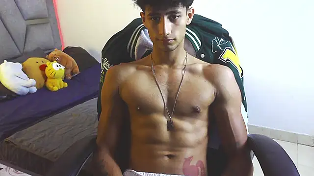 MaxiimoRomano  online show from May 22, 2026, 2:48 pm