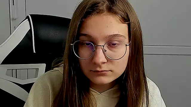 Mia kristal online show from April 14, 2026, 7:02 am