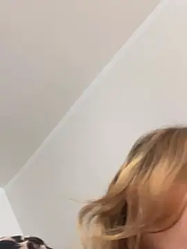 SophiaWestend online show from April 3, 2026, 1:28 pm