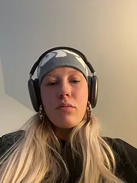 LeniMaria online show from March 30, 2026, 5:03 pm