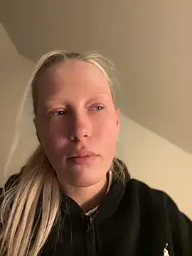 LeniMaria online show from April 15, 2026, 6:23 pm