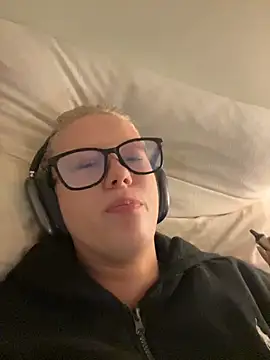 LeniMaria online show from March 23, 2026, 6:08 pm