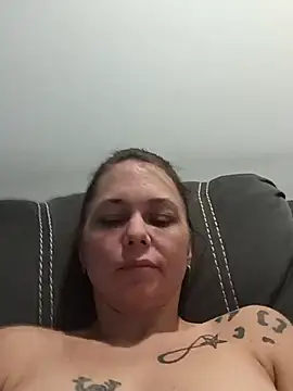 Couple qc online show from April 18, 2026, 7:58 pm