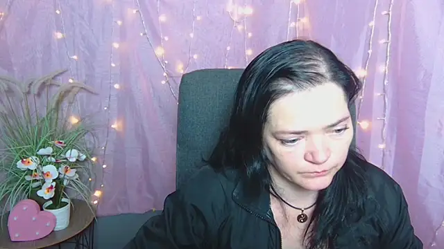 LauraFinn online show from April 19, 2026, 6:14 am