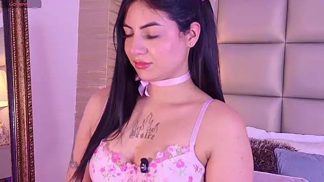 MiaNeill online show from April 17, 2026, 8:22 pm