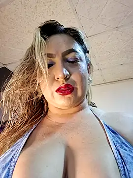 laurabassii online show from April 16, 2026, 11:18 pm