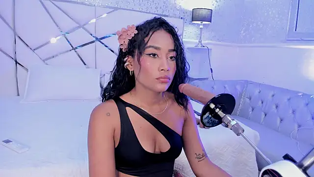 Horny Brunette  online show from April 16, 2026, 3:18 am