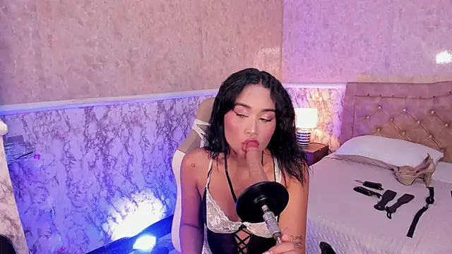 Horny Brunette  online show from April 1, 2026, 3:52 am