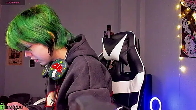 LittleKittenStar online show from April 4, 2026, 2:51 am