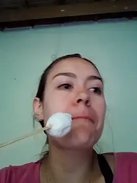 Isabelmotta  online show from April 17, 2026, 8:11 pm