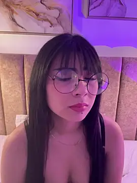 ariasoo  online show from April 18, 2026, 7:58 pm