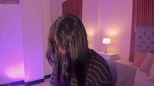 LiaSalvatore online show from April 4, 2026, 12:45 pm