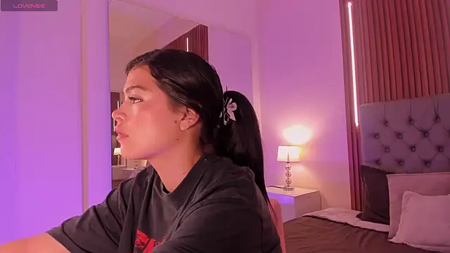 LiaSalvatore online show from April 14, 2026, 12:32 pm