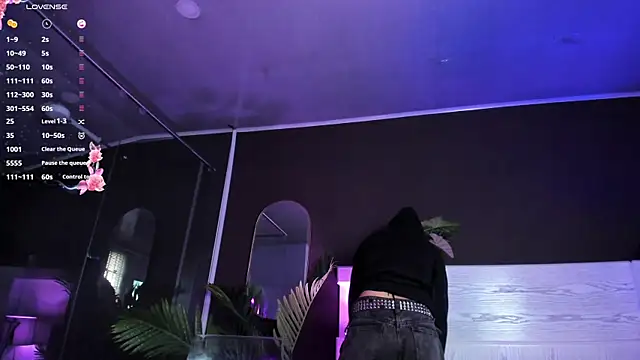 shiny foxeyes online show from April 17, 2026, 9:06 pm