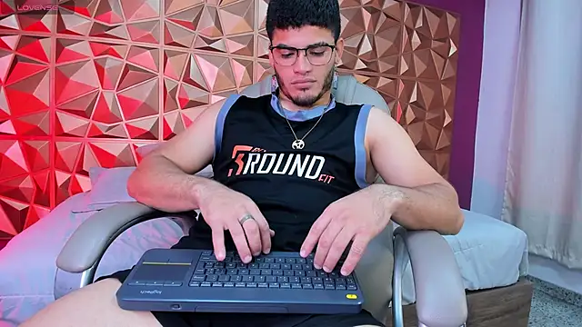 DanteTargaryen online show from April 16, 2026, 2:56 am