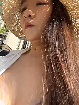 lucyxiaolulu online show from April 18, 2026, 1:30 am