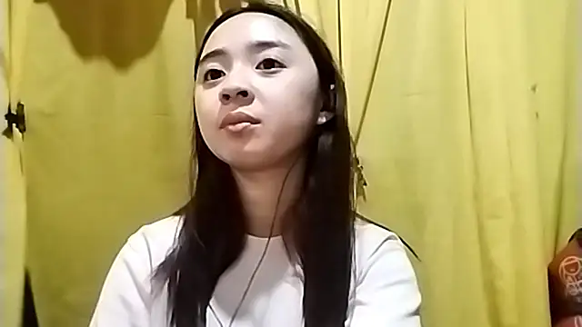 LenoraLacassagne online show from April 13, 2026, 4:11 pm