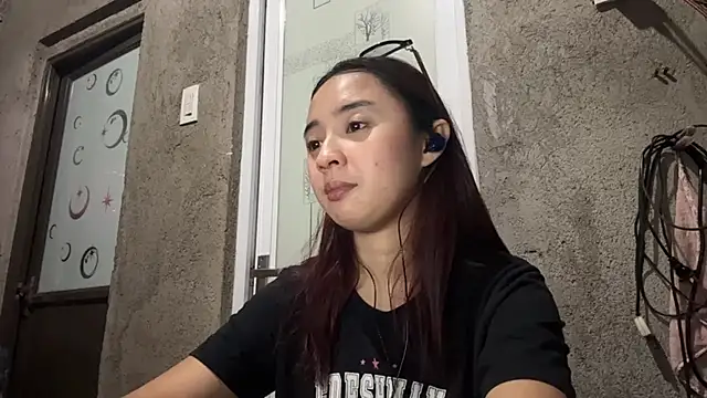 LenoraLacassagne online show from April 6, 2026, 3:24 pm