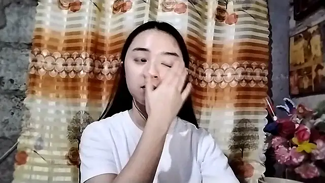 LenoraLacassagne online show from April 15, 2026, 8:20 pm