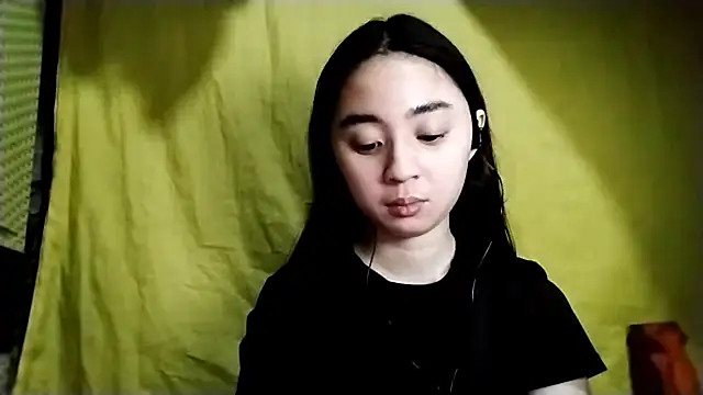 LenoraLacassagne online show from April 19, 2026, 3:24 pm