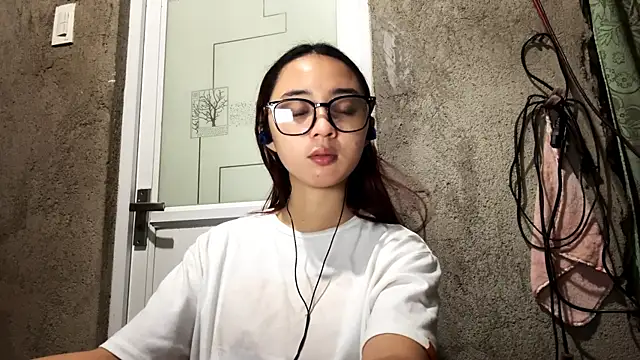 LenoraLacassagne online show from April 7, 2026, 3:03 pm