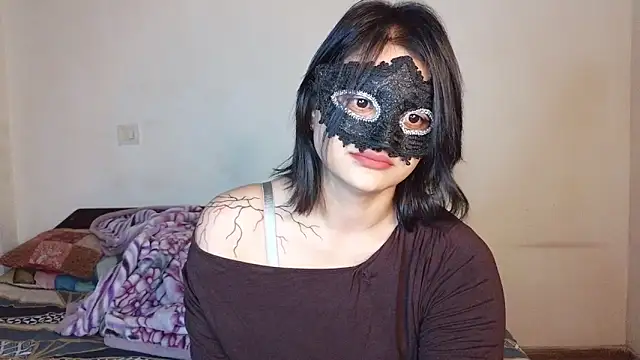 Punjabi baddie  online show from April 16, 2026, 3:57 pm