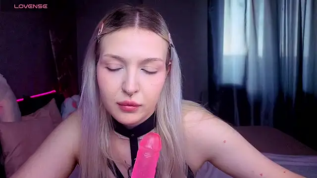 BlondieSummer online show from April 15, 2026, 2:32 pm