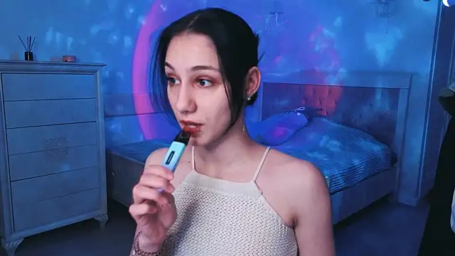 MilaVey online show from April 13, 2026, 7:18 pm