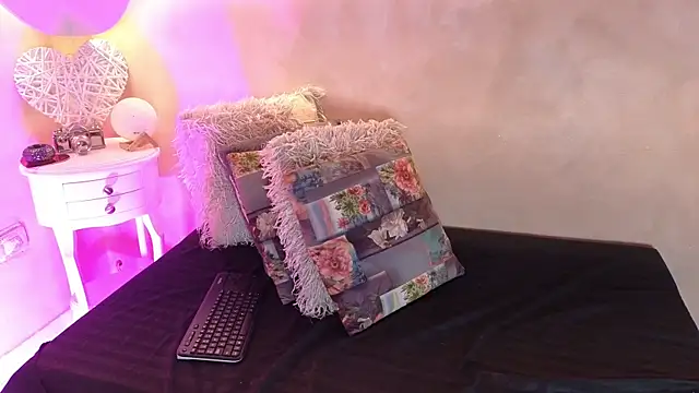 BellaRouxxx online show from April 7, 2026, 12:18 pm