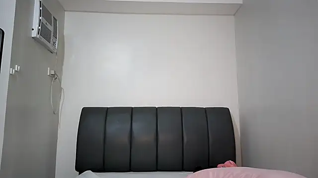 misscutee online show from April 16, 2026, 9:39 pm