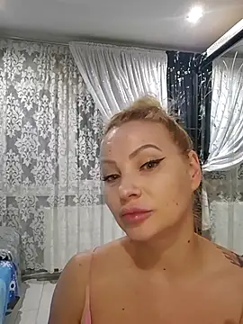 Snapshot of AngelGlowx chatting on June 3, 2026, 7:51 pm AngelGlowx online show from June 3, 2026, 7:51 pm