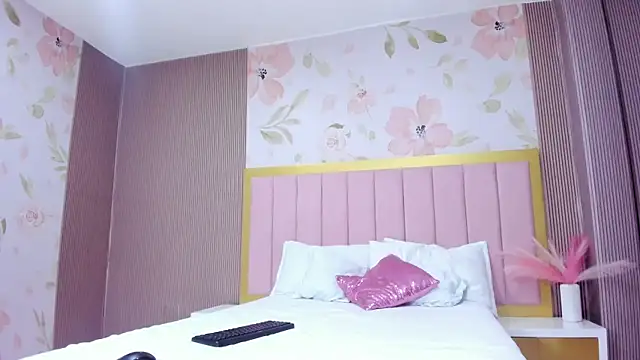 Alanah R online show from April 6, 2026, 2:29 pm